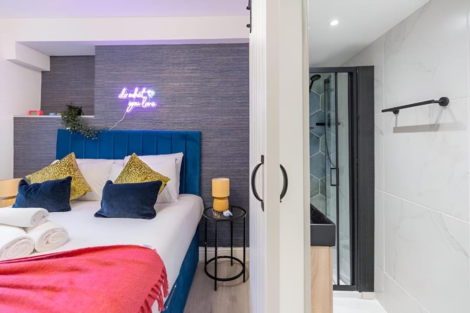 Bed, Bedroom, towels