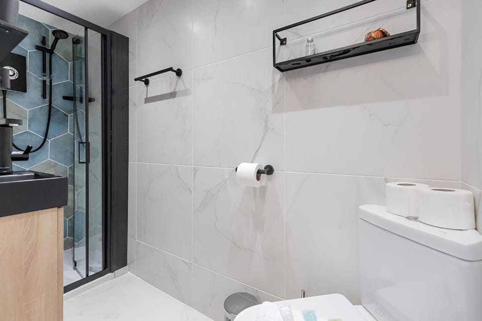 Shower, Toilet, Bathroom, towels