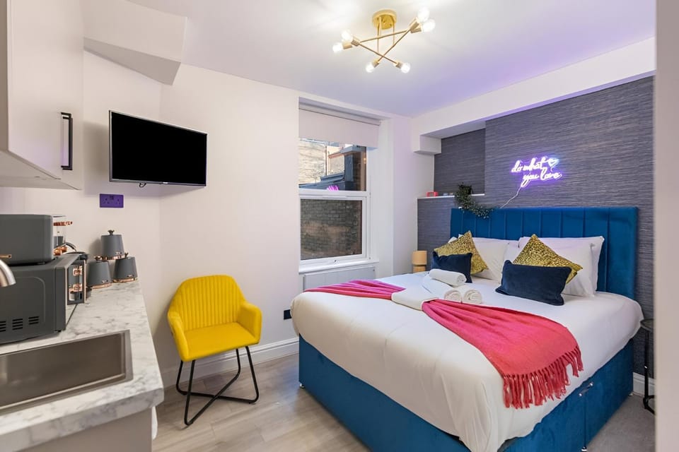 Bed, TV and multimedia, Kitchen or kitchenette, Living room, Photo of the whole room, Seating area, Bedroom