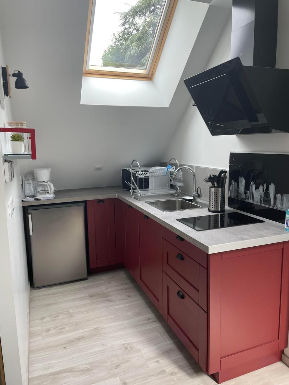 Coffee/tea facilities, Kitchen or kitchenette, dishwasher, stove