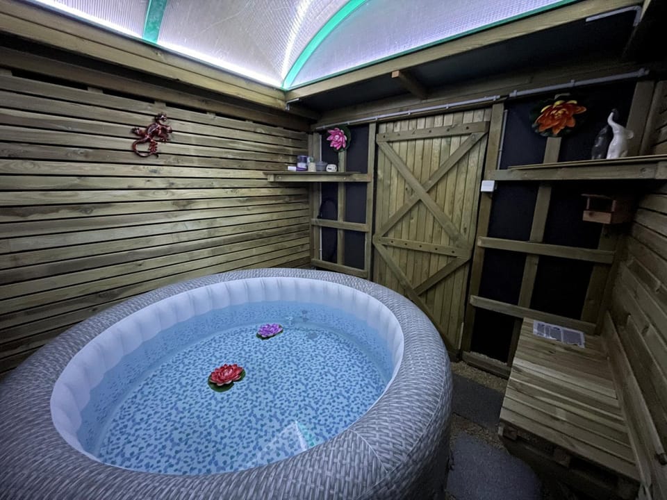 Hot Tub, Spa and wellness centre/facilities