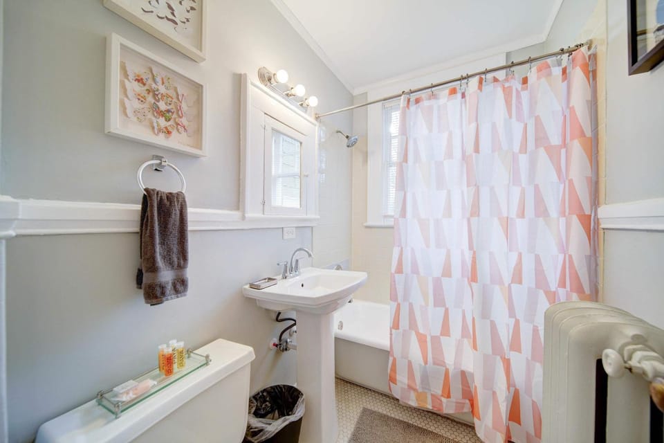 Elegant and Colorful 1BR with Covered Porch House in Charlotte