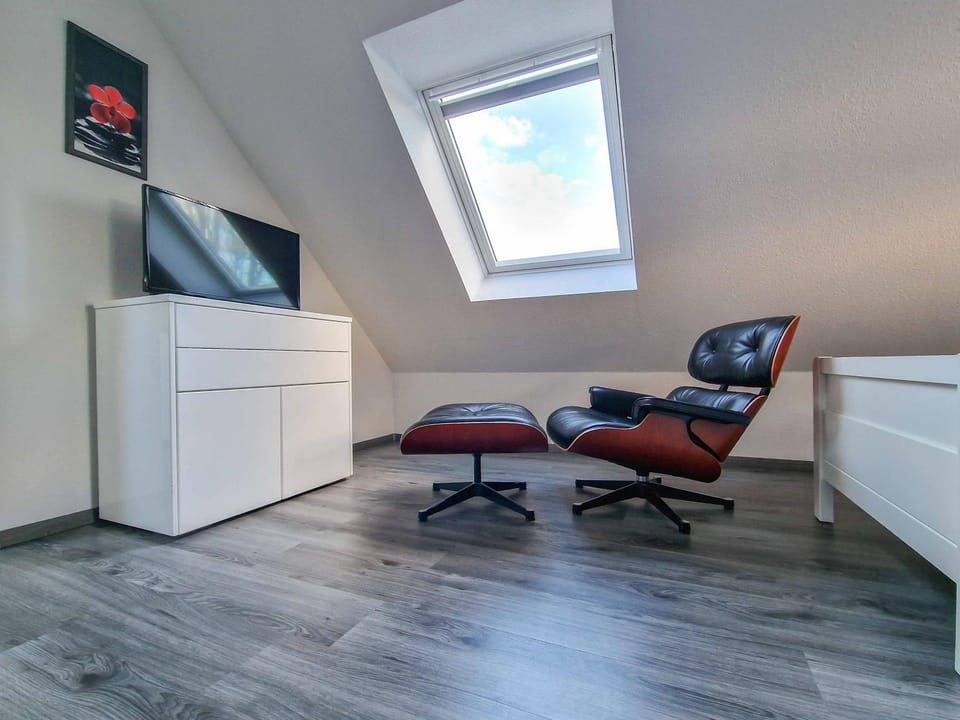 TV and multimedia, Seating area, Bedroom