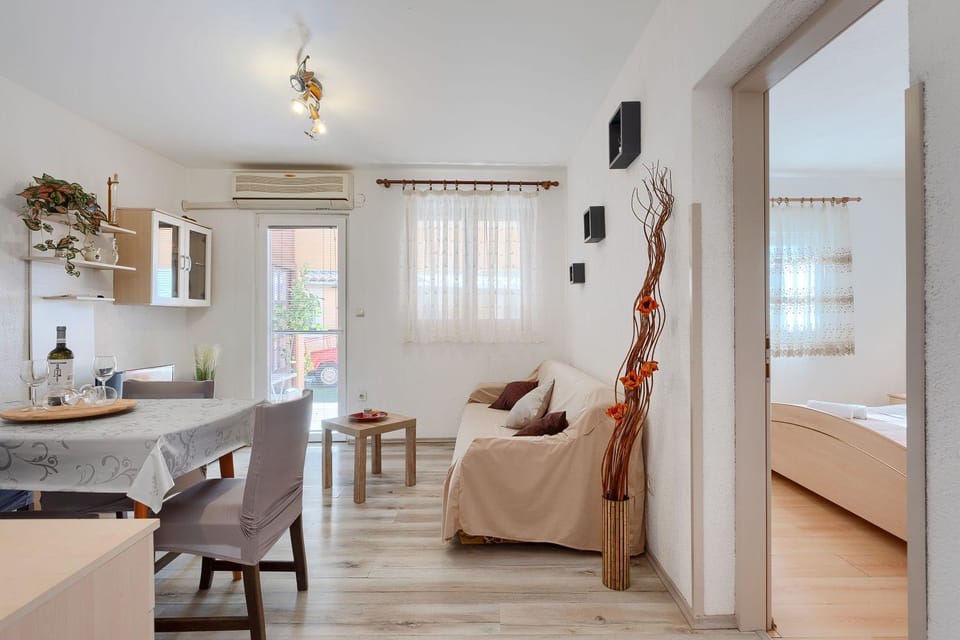 Bezauberndes Apartment mit beheiztem Privatpool, Grill, Babybett, Grill, WiFi Apartment in Fažana