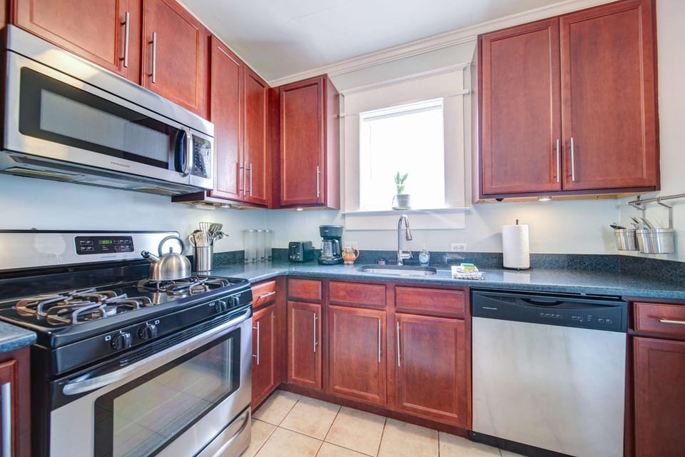 Chic Comfortable 2BR with Porch near Dilworth Apartment in Charlotte