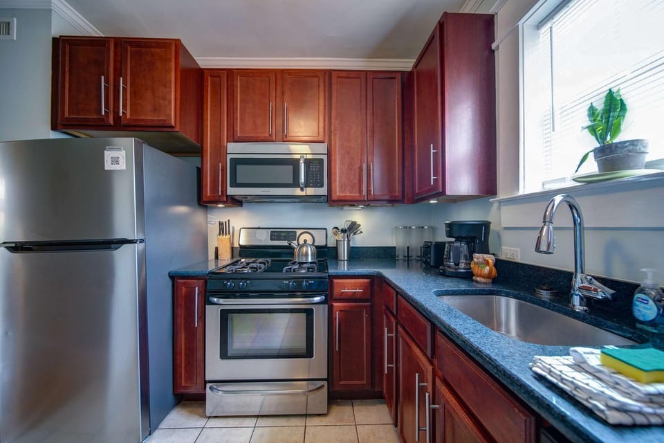 Chic Comfortable 2BR with Porch near Dilworth Apartment in Charlotte