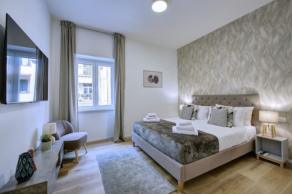 Bed, TV and multimedia, Bedroom, towels
