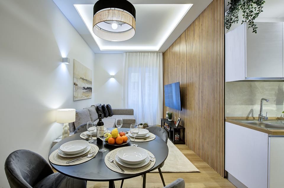 Kitchen or kitchenette, Living room, Food and drinks, Seating area, Dining area, Food, Drinks