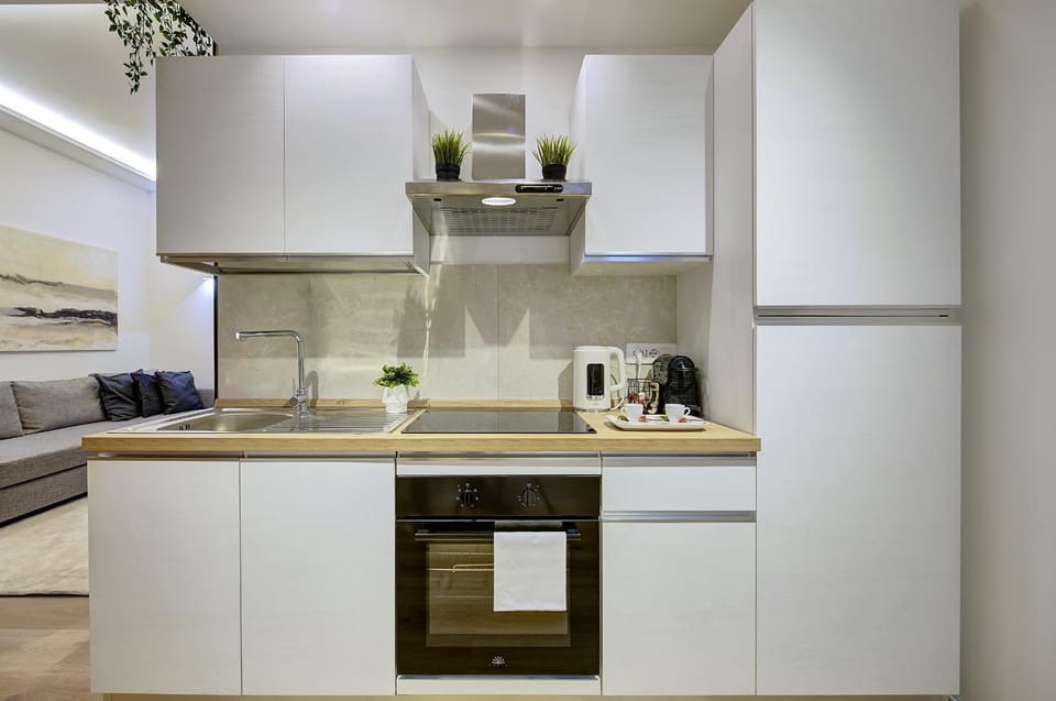 Coffee/tea facilities, Kitchen or kitchenette, oven, stove