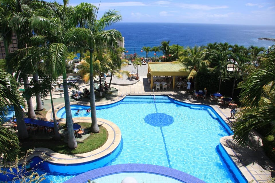 Day, Pool view