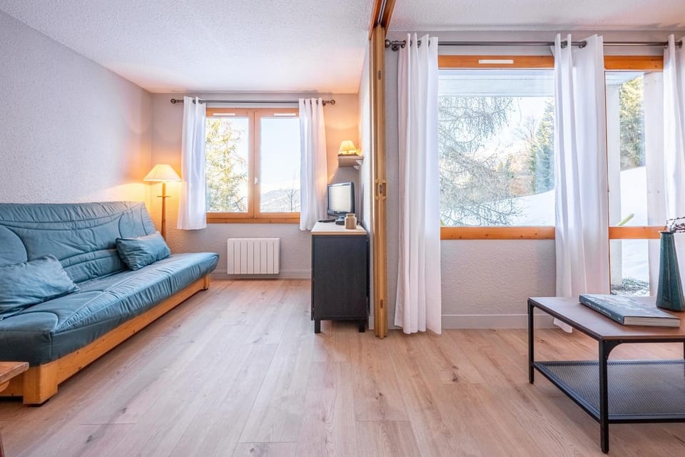 Bed, Living room, Seating area
