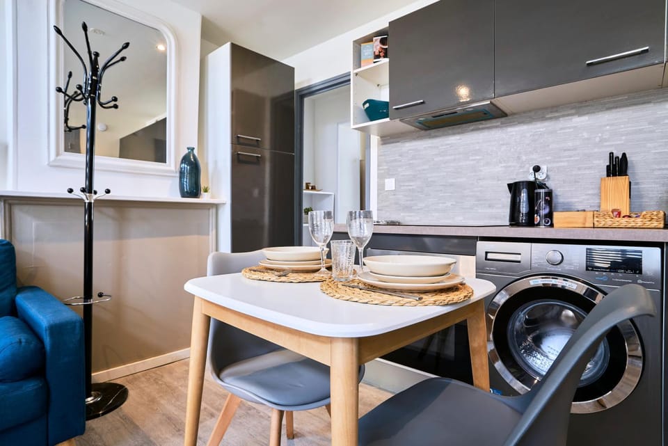 Coffee/tea facilities, Kitchen or kitchenette, Seating area, Dining area, dishwasher, stove, toaster, washing machine