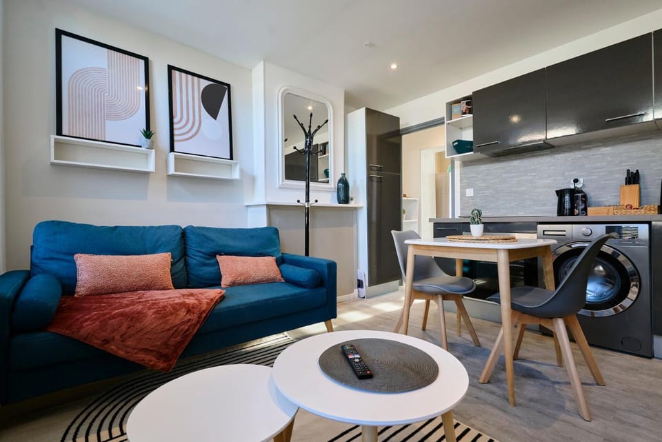 Kitchen or kitchenette, Living room, Seating area, Dining area, stove
