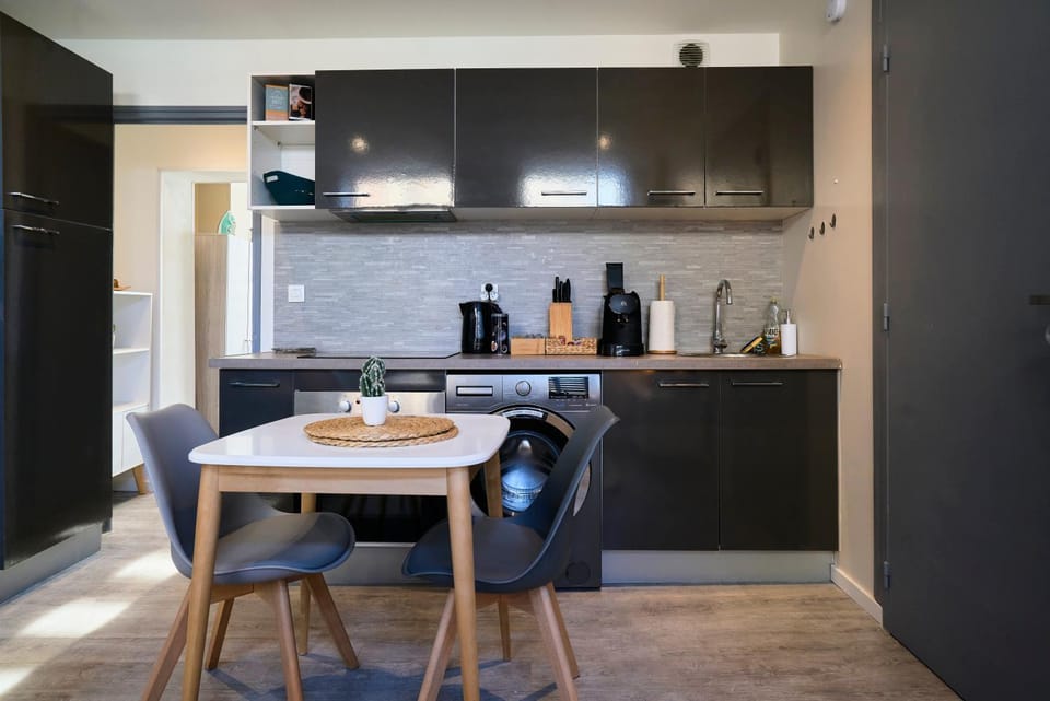 Kitchen or kitchenette, Dining area, stove