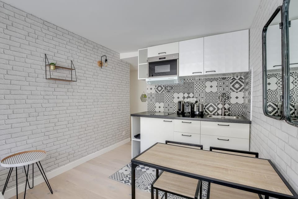 Kitchen or kitchenette, Dining area, oven, stove