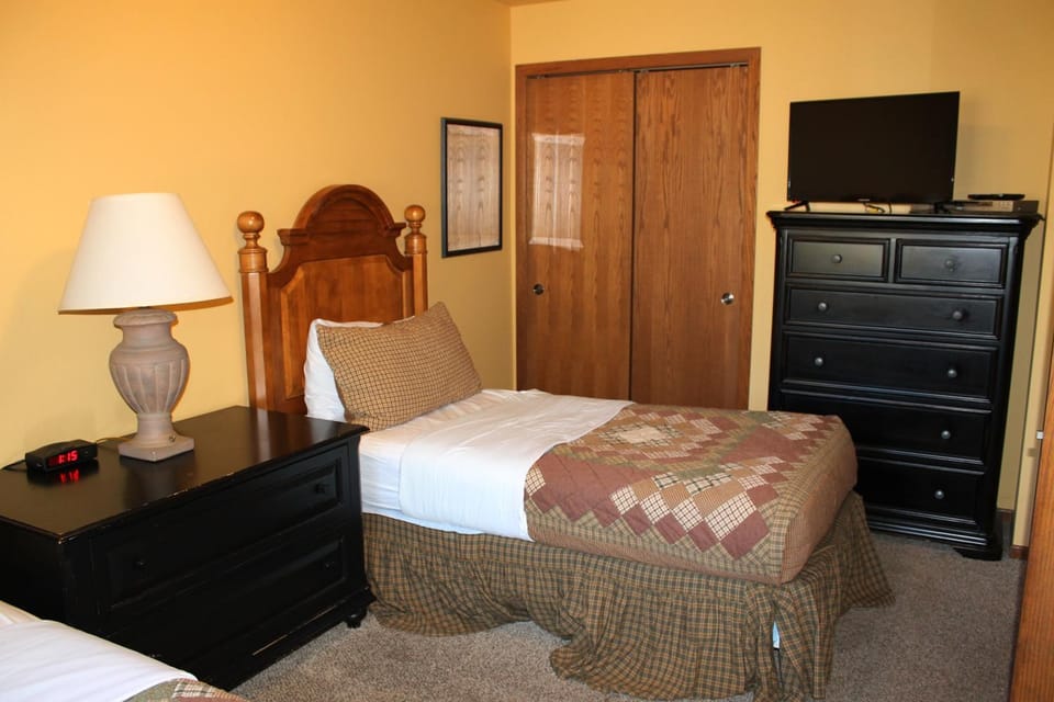 2 Bedroom Duck Lake Condo, #107 House in Wisconsin