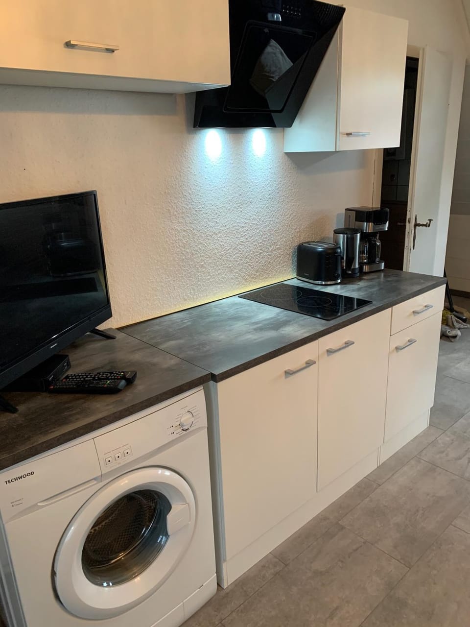 Kitchen or kitchenette, stove, washing machine