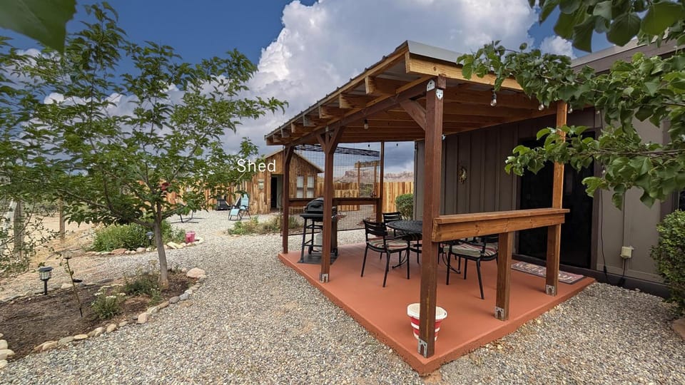 Property building, Patio, Spring, Day, Garden, View (from property/room), Balcony/Terrace, Balcony/Terrace, Dining area, Garden view