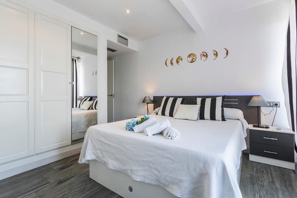 Bed, Photo of the whole room, Bedroom