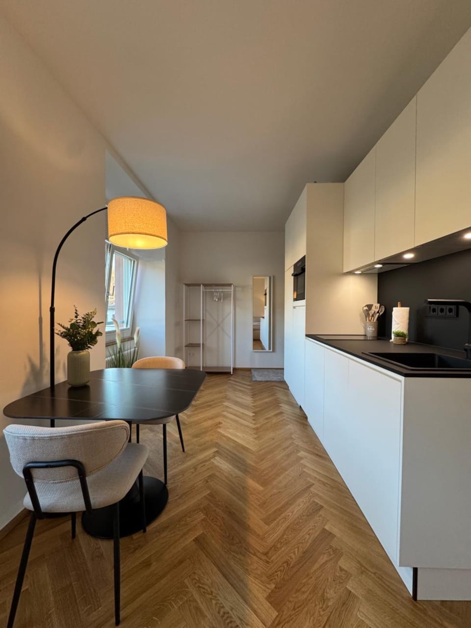 Kitchen or kitchenette, Dining area, stove