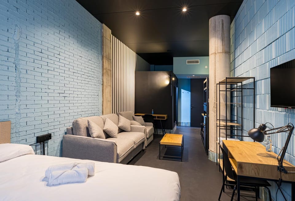 Bed, TV and multimedia, Living room, Photo of the whole room, Seating area, Bedroom