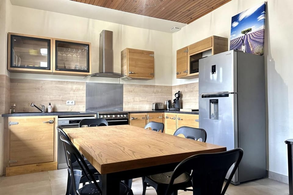 Kitchen or kitchenette, Dining area, dishwasher, oven, pet friendly, stove