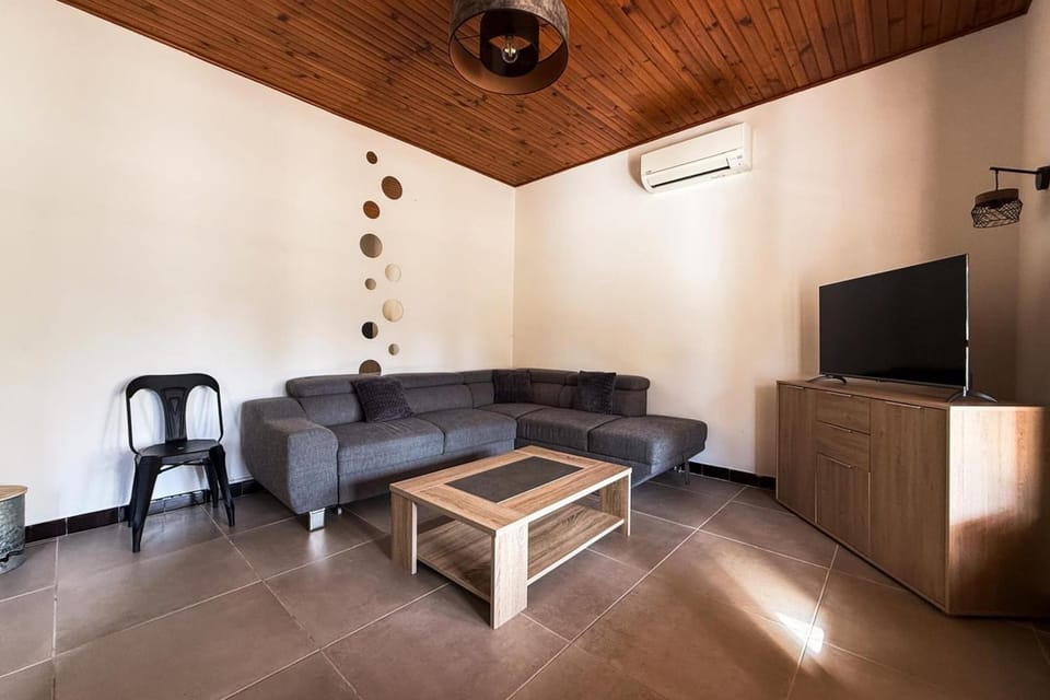 Communal lounge/ TV room, TV and multimedia, Living room