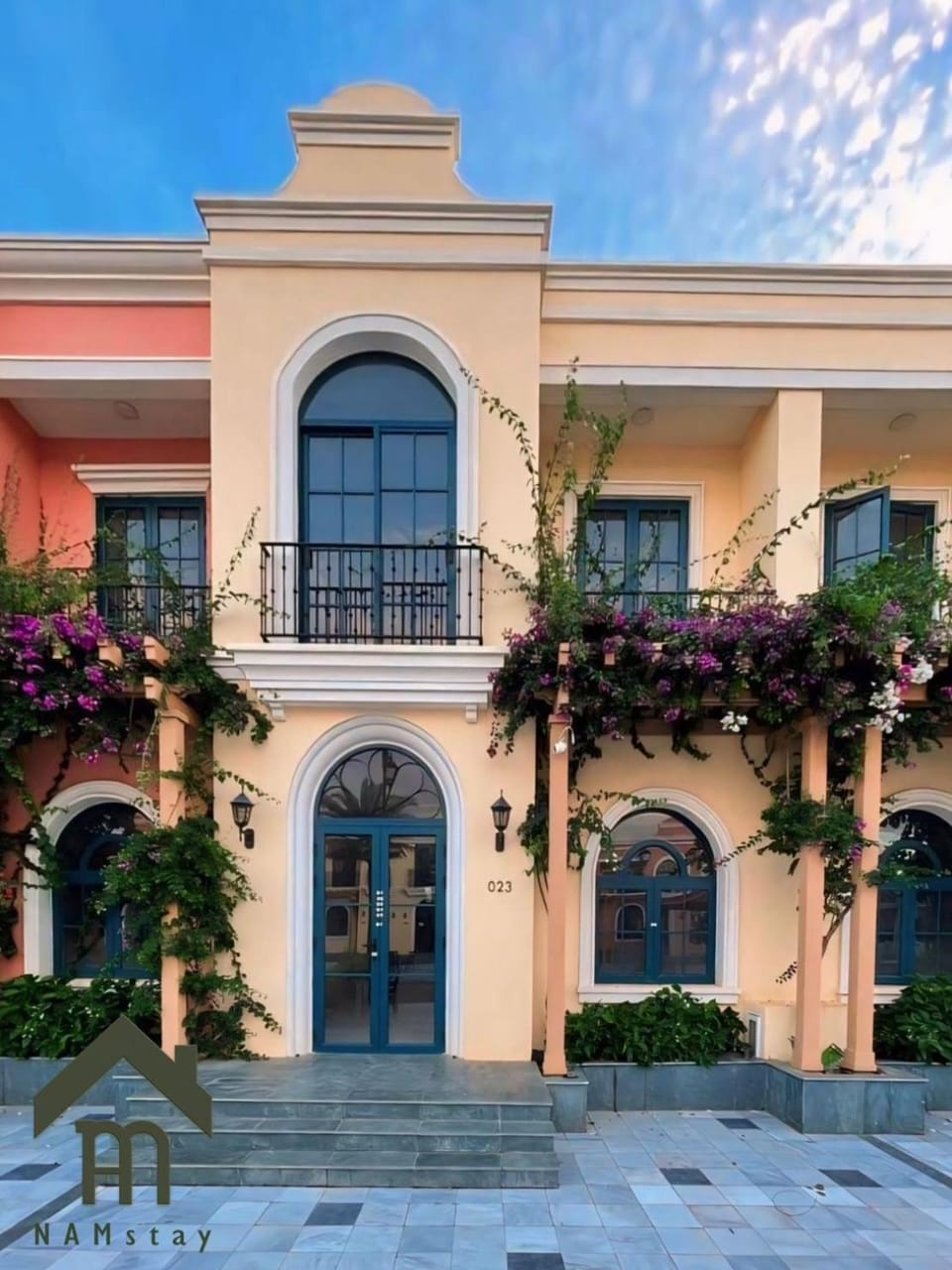 Property building, Facade/entrance, Day