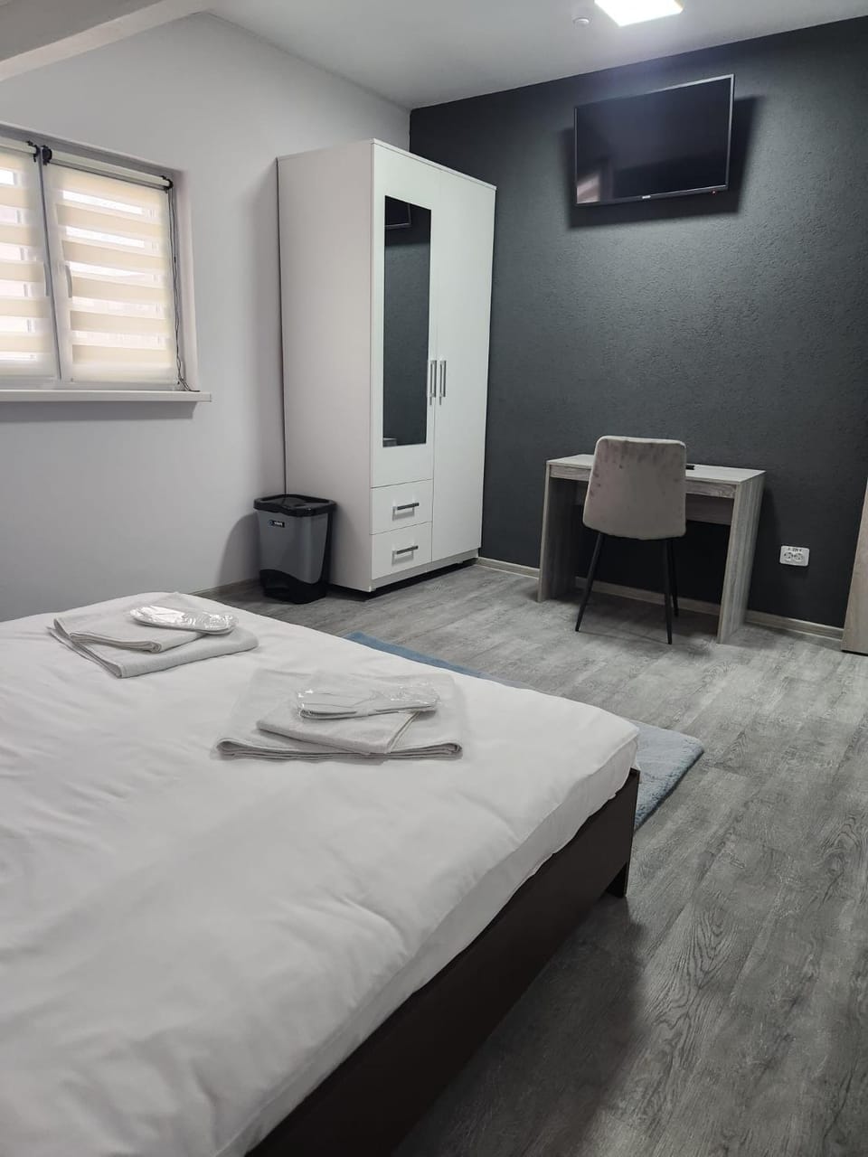 Bed, TV and multimedia, Photo of the whole room, Bedroom, towels, wardrobe