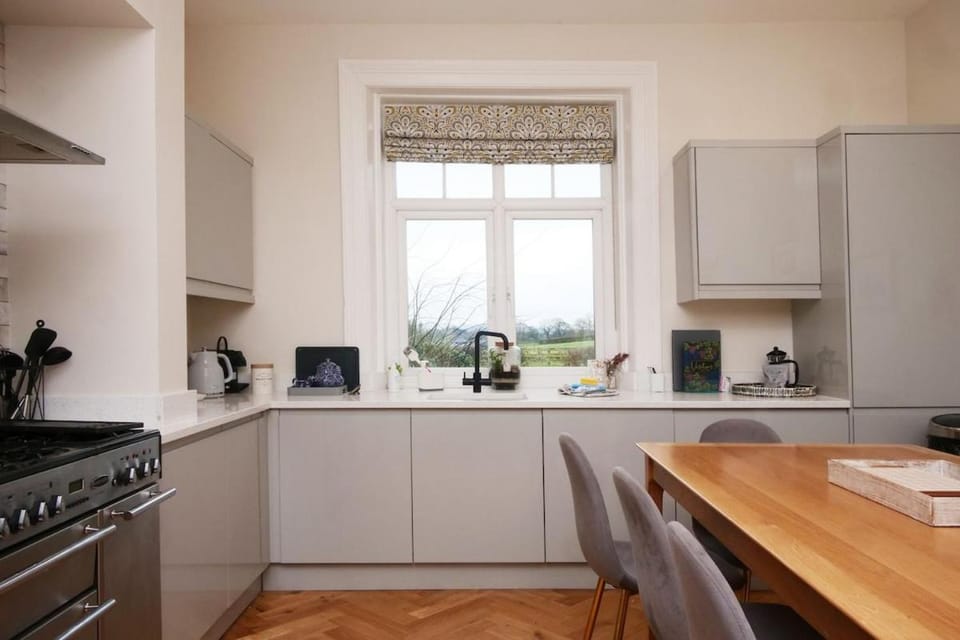 Kitchen or kitchenette, Dining area, pet friendly, stove, toaster