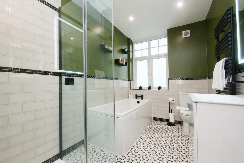 Shower, Toilet, Bathroom, Bath