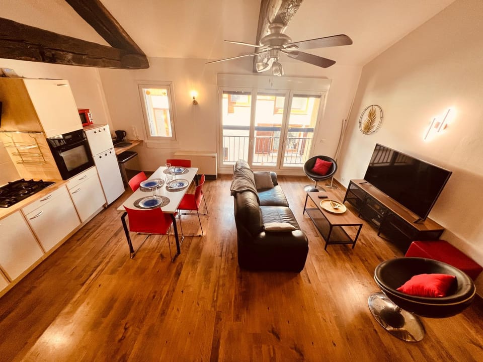 TV and multimedia, Kitchen or kitchenette, Living room, Seating area, Dining area