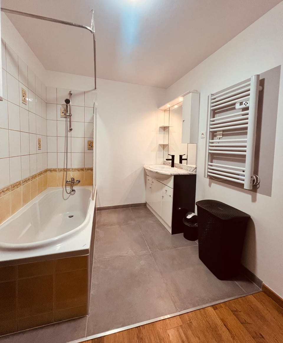 Bathroom, Bath, towels