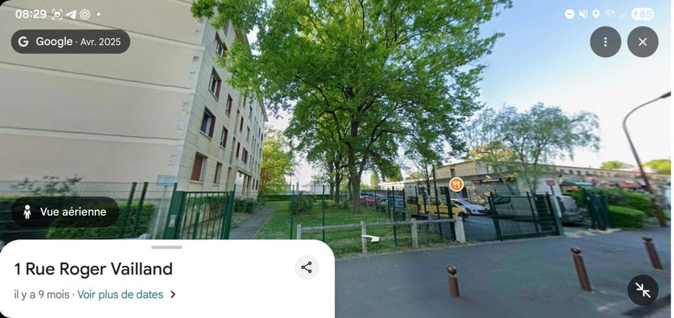 Neighbourhood, Location