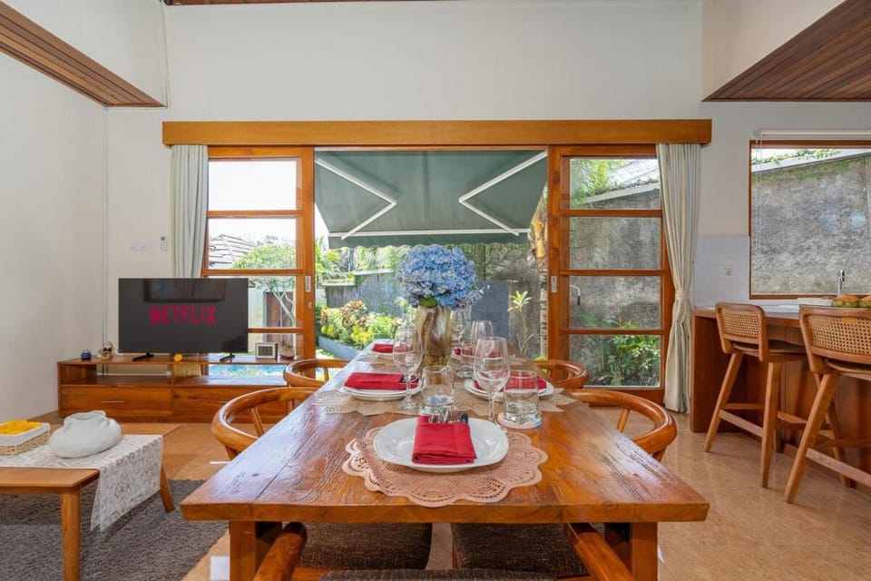 Casalola - 10 Min to Beach, Vast Villa with Pool & Garden View Villa in Bali