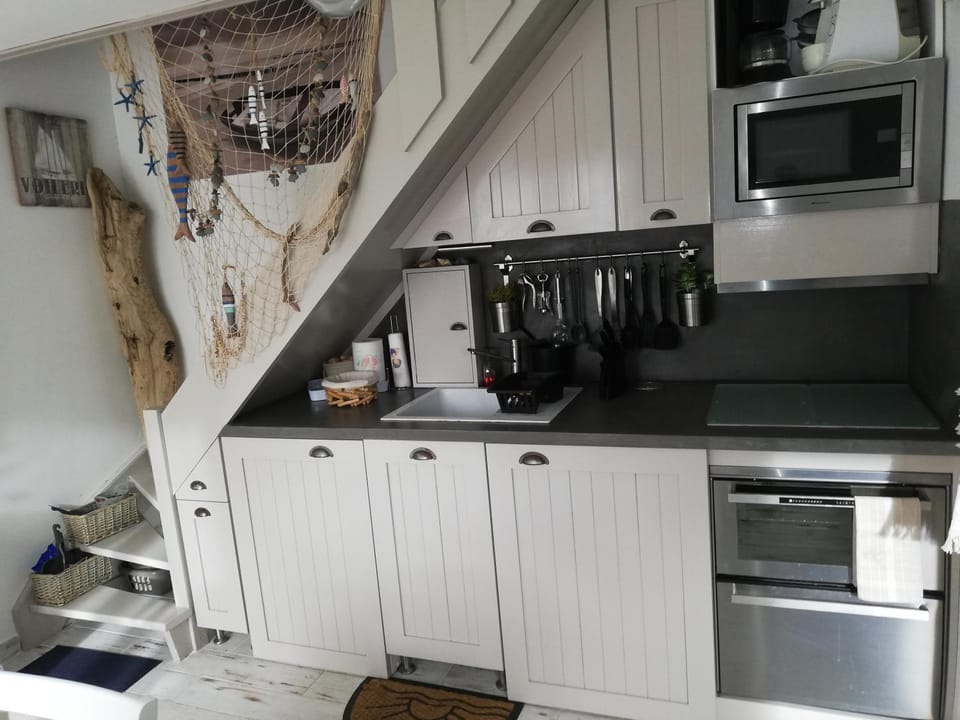 Coffee/tea facilities, Kitchen or kitchenette, dishwasher, oven, stove, toaster, washing machine