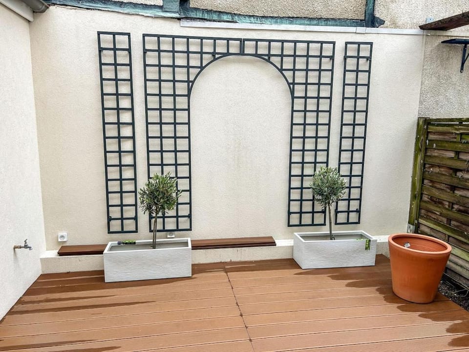 Modern and Quiet House with Patio Chalet in Saint-Denis, France