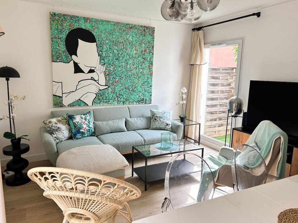 Modern and Quiet House with Patio Chalet in Saint-Denis, France