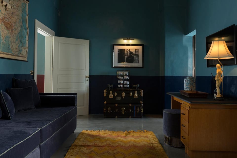 Bed, Living room, Photo of the whole room, Decorative detail