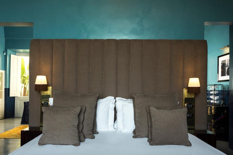 Bed, TV and multimedia, Photo of the whole room, Decorative detail, Sea view