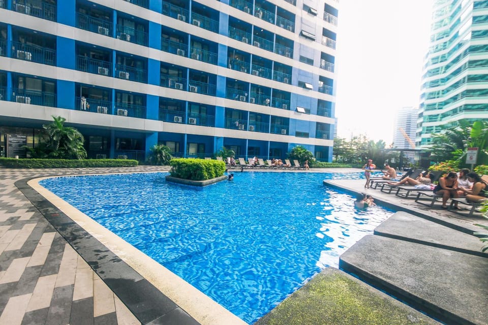Property building, Day, People, Pool view, Swimming pool, group of guests, sunbed