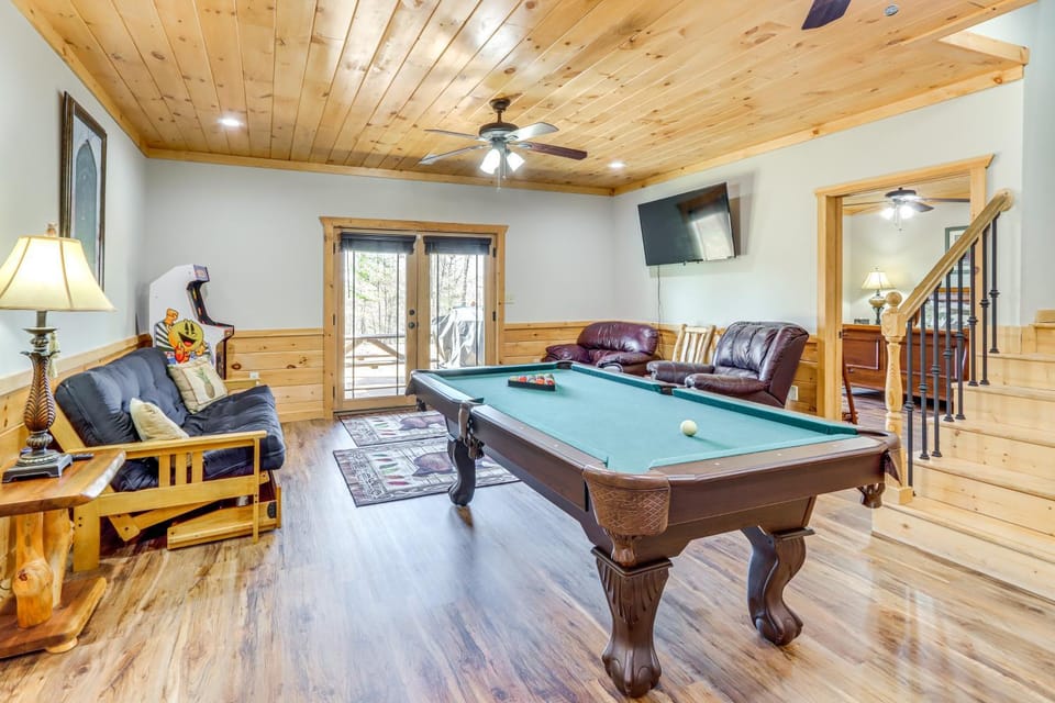 Blue Ridge The Ciderhouse Cabin w/ Hot Tub Cabin in Georgia