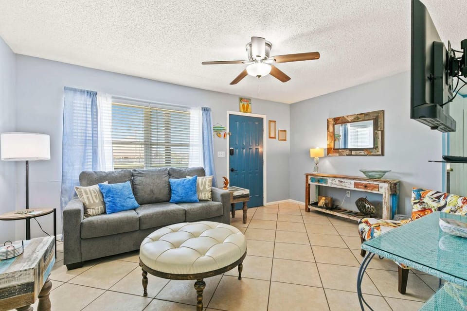 2BR Condo w Pool Beach Access and Walk to Hangout House in Gulf Shores