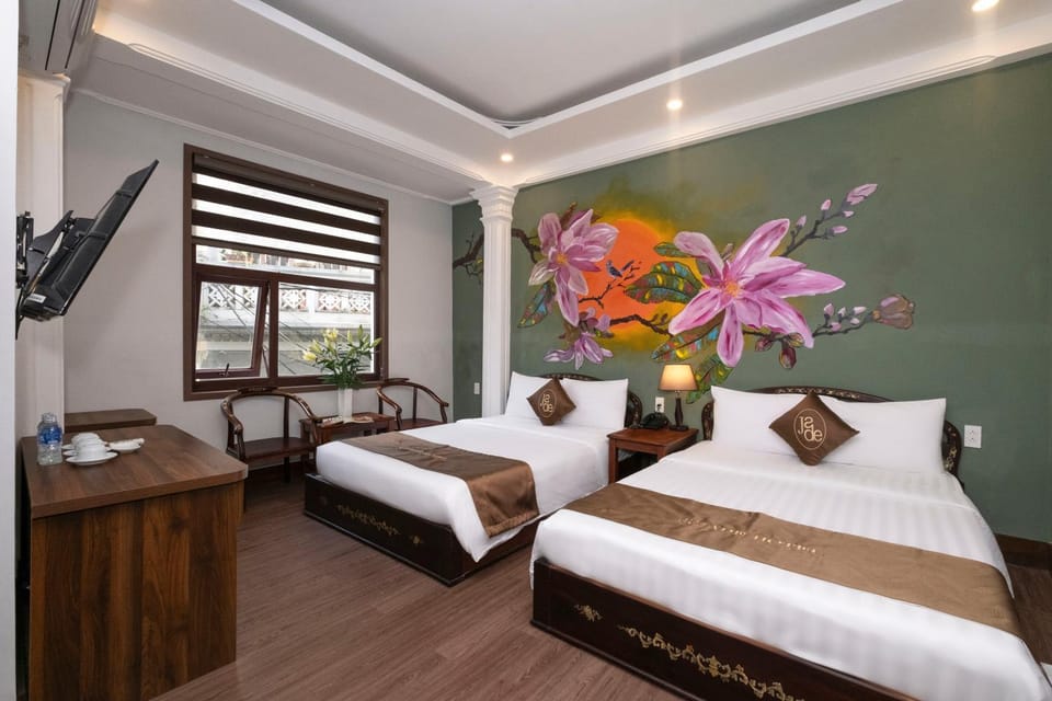 Bed, TV and multimedia, Photo of the whole room, Decorative detail, Bedroom
