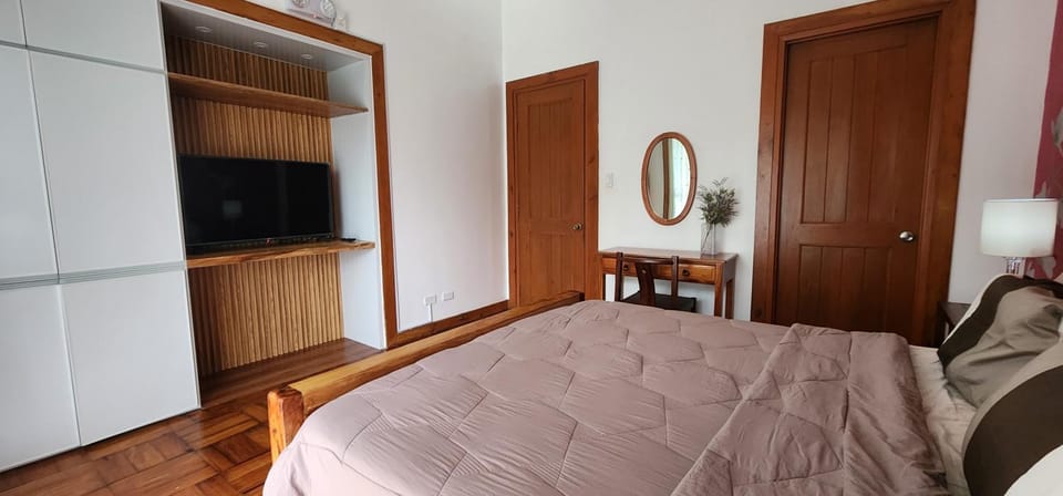 Bed, TV and multimedia, Photo of the whole room, Bedroom