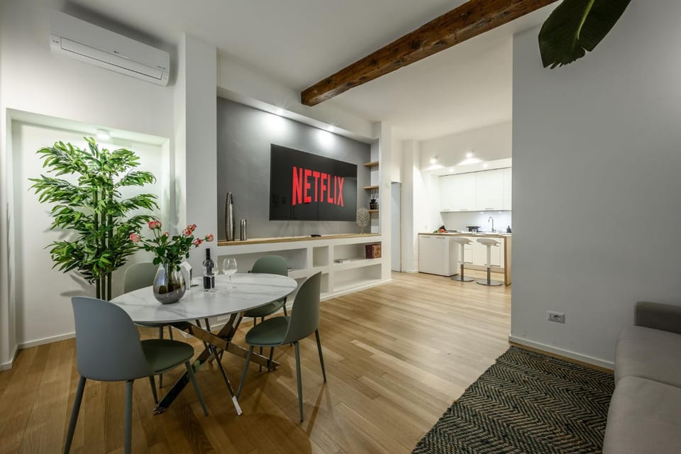 Communal lounge/ TV room, TV and multimedia, Living room, Seating area, Dining area, Evening entertainment