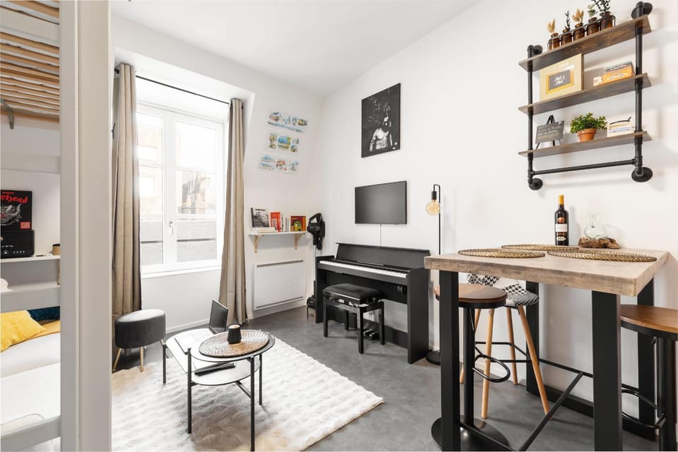 Day, TV and multimedia, Living room, Seating area, Dining area, heating