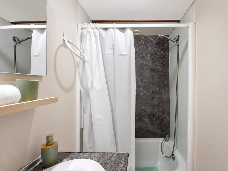 Shower, Bathroom, Bath, towels