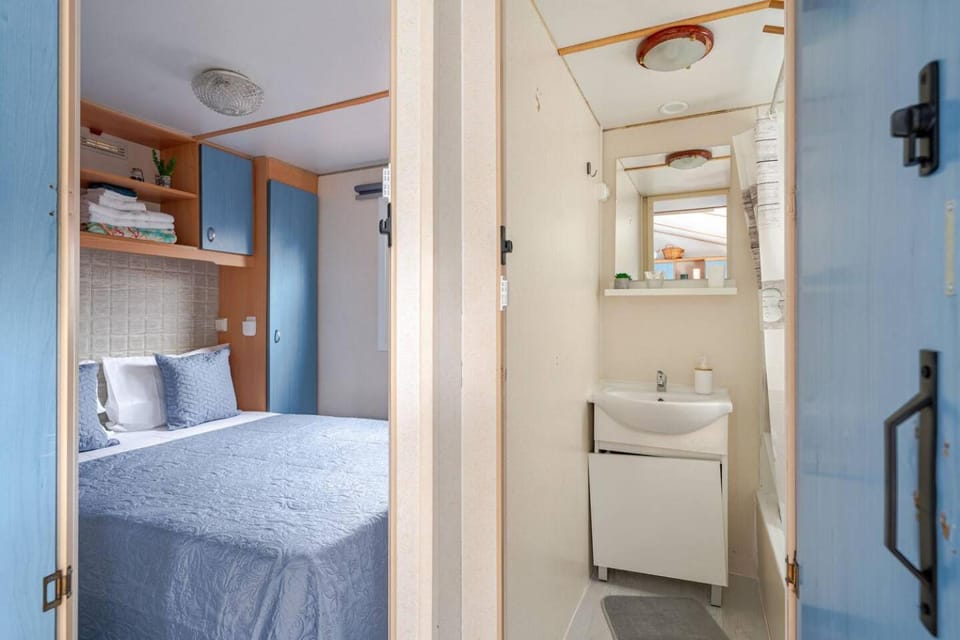 Toilet, Bed