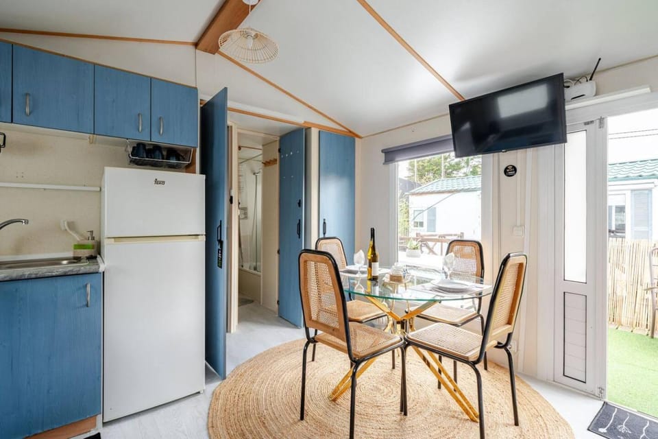Living room, Food and drinks, Dining area, Food, stove